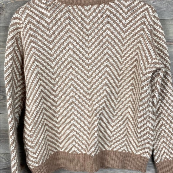 Ganni Chevron Pullover in Brown
MEGHAN MARKLE, TOPS - Picture 6 of 16